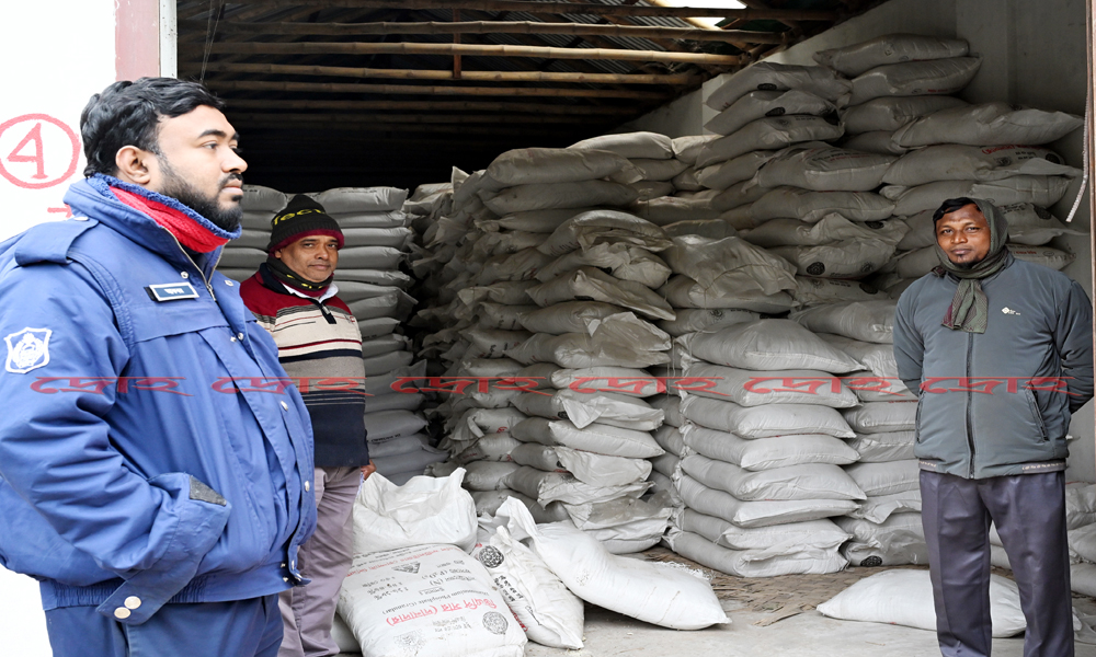 খোকসায় ন্যায্যমূলের সার কিনতে কৃষকদের লম্বা লাইন