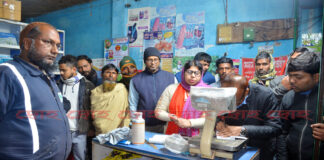 খোকসায় বেশী দামে সার বিক্রি করায় ডিলারকে জরিমানা করেছে আদালত