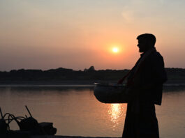 অস্তাচলে বছরের শেষ সূর্য