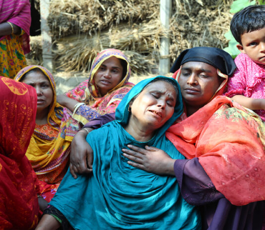 আত্মীয়ার জানাযায় যোগদিতে আসার পথে নিহতদের দাফন হলো পাশাপাশি কবরে