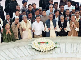 জিয়াউর রহমানের সমাধিতে তারেক রহমান শ্রদ্ধা জানালেন