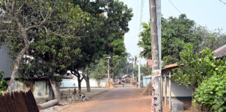 পাকা রাস্তার ভিতরে শতাধিক বৈদতিক খুটি রয়ে গেলো