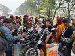 অল্পের জন্য বাঁচলেন যুবদল নেতা, দুমড়ে মুচড়ে গেল দুটি মোটরসাইকেল