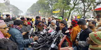 অল্পের জন্য বাঁচলেন যুবদল নেতা, দুমড়ে মুচড়ে গেল দুটি মোটরসাইকেল