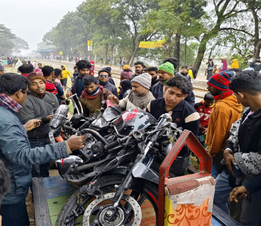 অল্পের জন্য বাঁচলেন যুবদল নেতা, দুমড়ে মুচড়ে গেল দুটি মোটরসাইকেল