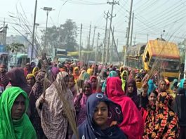 কুষ্টিয়ায় আমির হামজার বিরুদ্ধে নারীরা ঝাড়ু মিছিল করেছে
