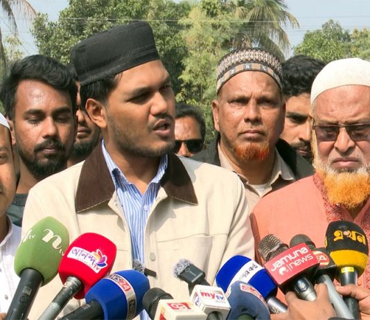 শহীদ আবরার ফাহাদের কবর জিয়ারত করলেন ঢাবি ছাত্রদল নেতা