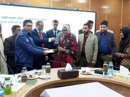 সড়ক দুর্ঘটনায় ক্ষতিগ্রস্তদের মাঝে চেক বিতরণ