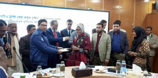 সড়ক দুর্ঘটনায় ক্ষতিগ্রস্তদের মাঝে চেক বিতরণ