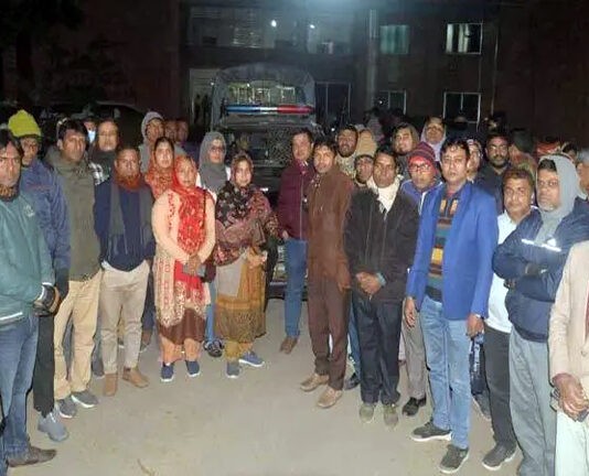 যশোরে শিক্ষা কর্মকর্তা আটকের প্রতিবাদে দুদক কার্যালয় ঘেরাও