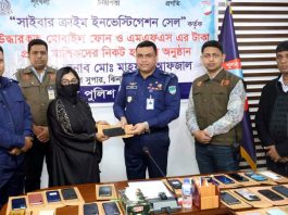 স্মার্টফোন ও টাকা উদ্ধার করে মালিকদের ফেরত দিলো পুলিশ