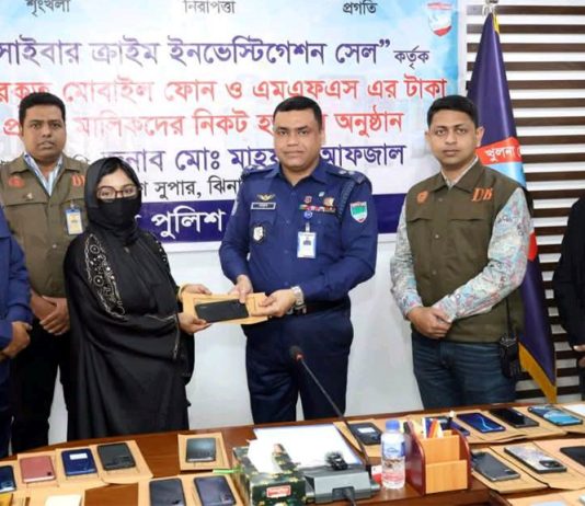 স্মার্টফোন ও টাকা উদ্ধার করে মালিকদের ফেরত দিলো পুলিশ