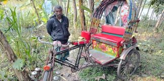 নদীপাড় থেকে পরিতক্ত রিক্সা উদ্ধার