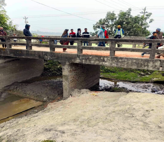 ব্রিজের পেটের ভিতর পাইপ কালভাট নির্মানের অভিযোগ