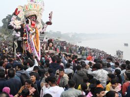 প্রতিমা বির্সজনের পরে ব্যবসায়ীদের তুলে দিলো পুলিশ