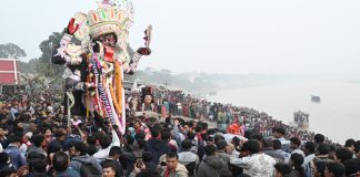 প্রতিমা বির্সজনের পরে ব্যবসায়ীদের তুলে দিলো পুলিশ