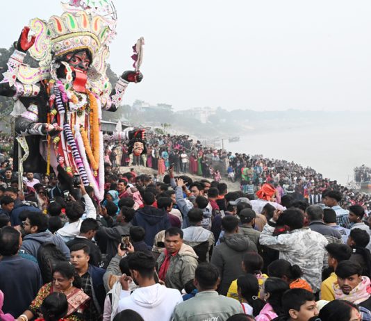 প্রতিমা বির্সজনের পরে ব্যবসায়ীদের তুলে দিলো পুলিশ