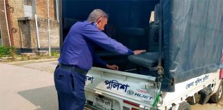 পুলিশের পিকাপের পিছনে ধাক্কা দিয়ে পালিয়ে গেলো ট্রাক