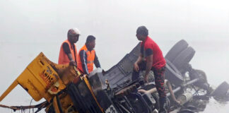 ট্রাক নিয়ন্ত্রণ হারিয়ে নদীতে, ড্রাইভার ও হেলপার নিহত