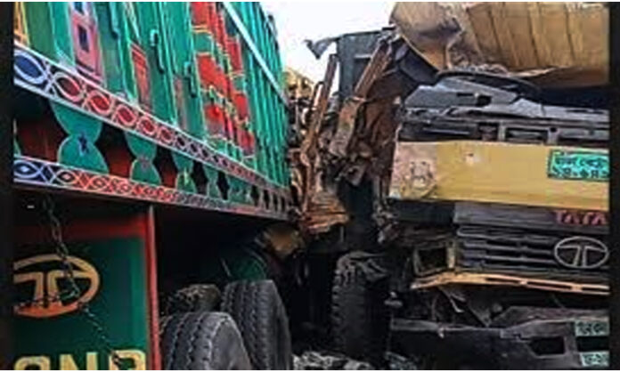 দুই ট্রাকের মুখোমুখি সংঘর্ষে নিহত ১