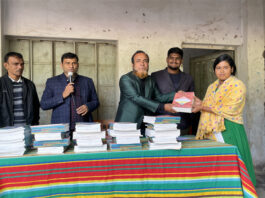 শোমসপুর বালিকা বিদ্যালয়ে নতুন শিক্ষাবর্ষের বই বিতরণ