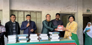 শোমসপুর বালিকা বিদ্যালয়ে নতুন শিক্ষাবর্ষের বই বিতরণ