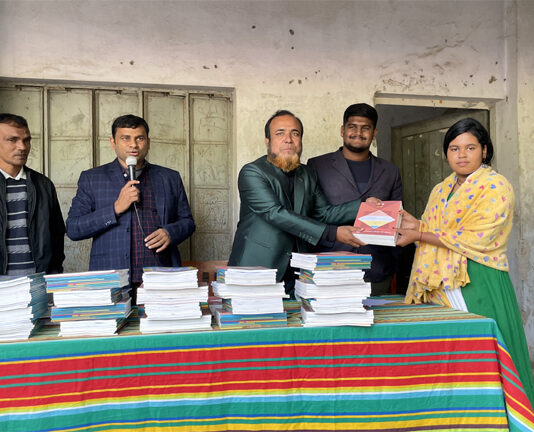 শোমসপুর বালিকা বিদ্যালয়ে নতুন শিক্ষাবর্ষের বই বিতরণ