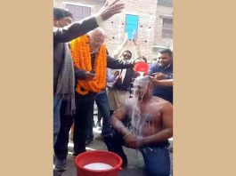 দুধ দিয়ে গোসল করে বিএনপিতে যোগদান