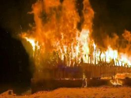 গভীর রাতে আগুনে পুড়লো তিন দোকান