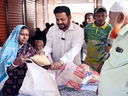 খোকসায় রমজান উপলক্ষে দুস্থদের মধ্যে চাউল বিতরণ