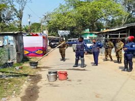 ভোট কেন্দ্রের পাশ থেকে বোমা সাদৃশ্য বস্তু উদ্ধার