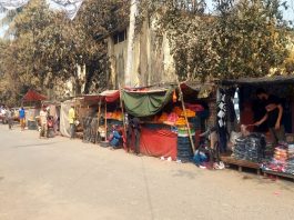 ফুটপাত দখল ও ভ্যানের দাপটে পথচারীরা ভোগান্তির শিকার