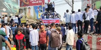 কুষ্টিয়ায় ট্রেন থামিয়ে পলিটেকনিক শিক্ষার্থীদের বিক্ষোভ