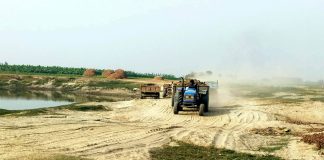 আ.লীগ – বিএনপি নেতারা মিলে মাটি বিক্রি করছে