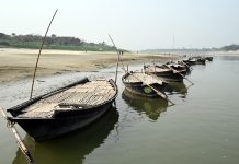 ঘাটে বাঁধা ডিঙ্গি নৌকা