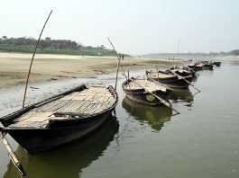 ঘাটে বাঁধা ডিঙ্গি নৌকা