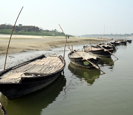 ঘাটে বাঁধা ডিঙ্গি নৌকা