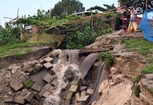 নদীর তীর রক্ষার বাঁধে ভাঙ্গন