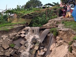 নদীর তীর রক্ষার বাঁধে ভাঙ্গন