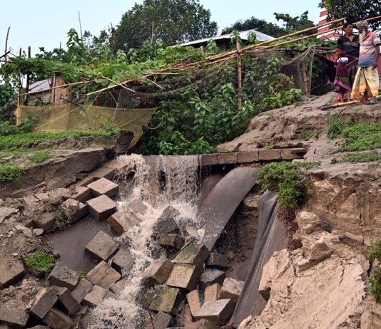 নদীর তীর রক্ষার বাঁধে ভাঙ্গন