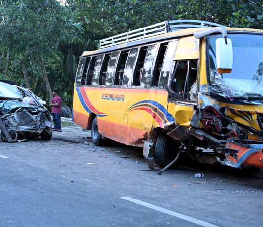 অলৌকিক ভাবে প্রাণে বেঁচে গেলো বাসের ৪০ যাত্রী