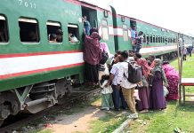 প্লাটফর্ম না থাকায় ট্রেনে উঠতে হয় যুদ্ধ করে