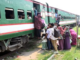 প্লাটফর্ম না থাকায় ট্রেনে উঠতে হয় যুদ্ধ করে