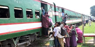 প্লাটফর্ম না থাকায় ট্রেনে উঠতে হয় যুদ্ধ করে