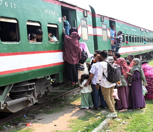 প্লাটফর্ম না থাকায় ট্রেনে উঠতে হয় যুদ্ধ করে