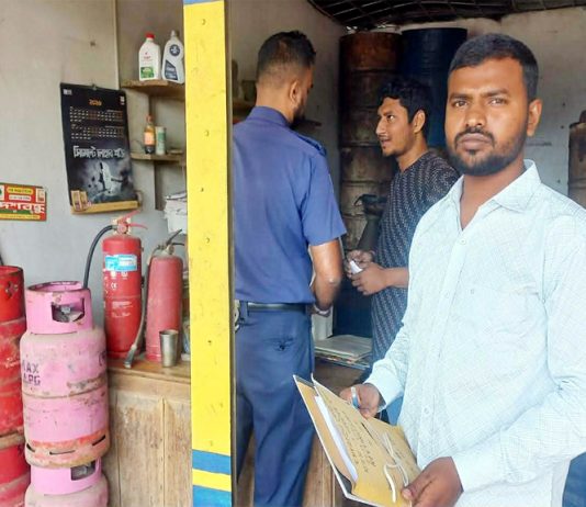 কুমারখালীতে পেট্রোলের লিটার ২৫০ টাকা, ব্যবসায়ীকে জরিমানা