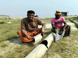 বালুঘাটে ভাঙচুর – লুটপাটের অভিযোগ আ.লীগ নেতার বিরুদ্ধে