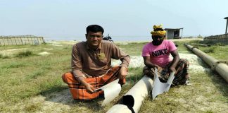 বালুঘাটে ভাঙচুর – লুটপাটের অভিযোগ আ.লীগ নেতার বিরুদ্ধে