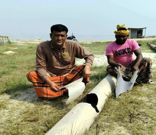 বালুঘাটে ভাঙচুর – লুটপাটের অভিযোগ আ.লীগ নেতার বিরুদ্ধে