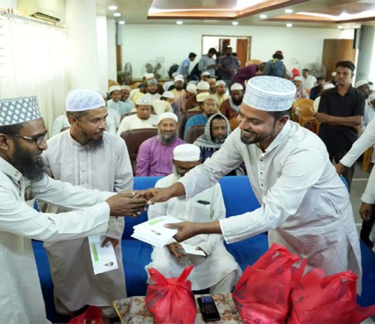 মসজিদের ইমাম-খতিবরা পেলেন ঈদ উপহার